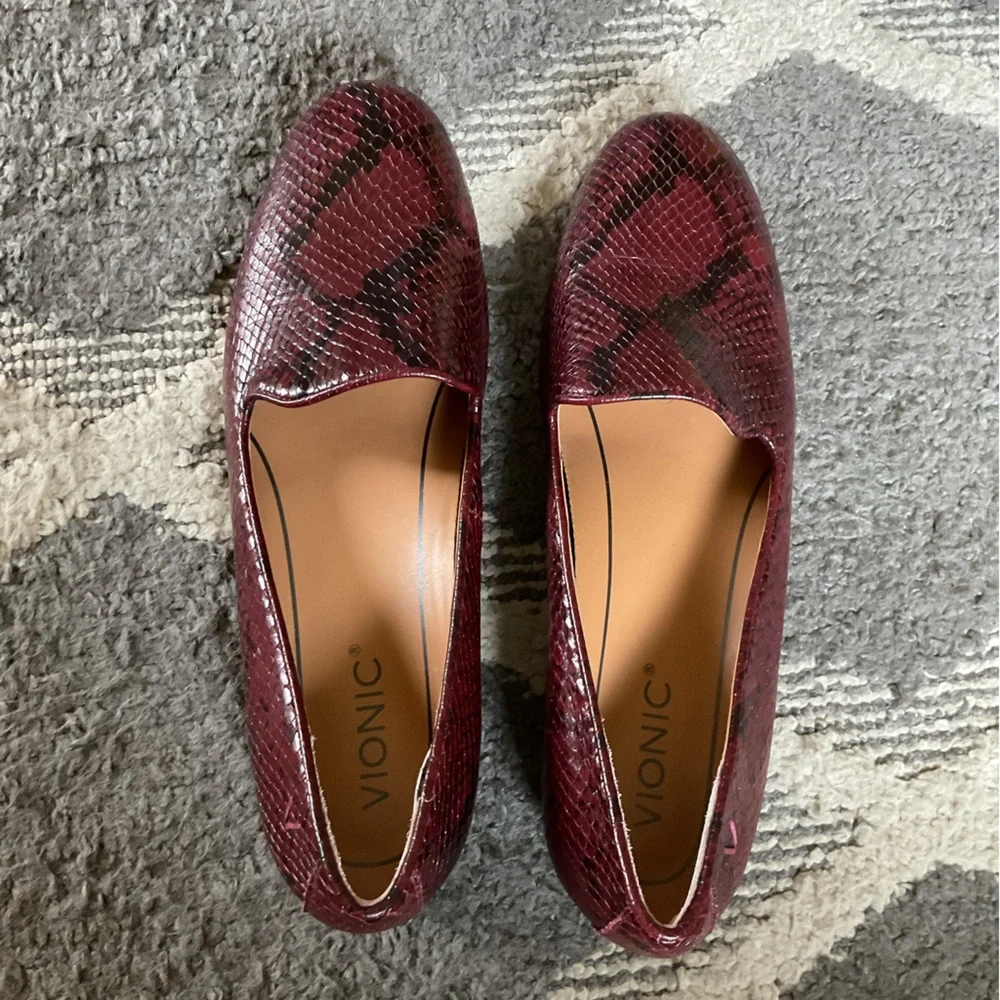 Vionic Willa Boa Slip On Shoes Wine Snakeskin Print Flat Loafers Size 8.5 - Picture 3 of 9